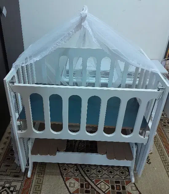 ​ گهواره کنار تخت مادر  در حد نو|تخت و صندلی بچه|یزد, |دیوار