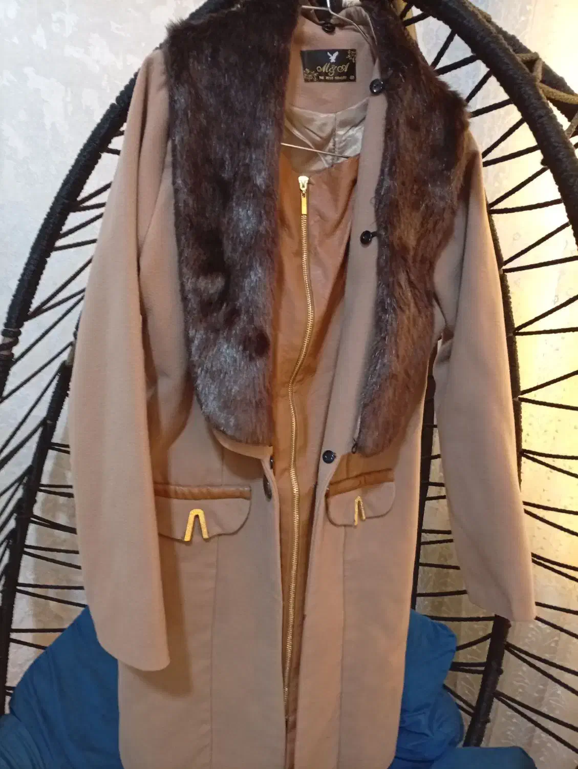 پالتو|لباس|زابل, |دیوار