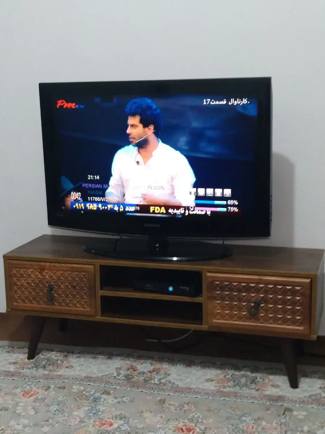 تلوزیون سامسونگ 42 اینچ با میز تلوزیون|تلویزیون و پروژکتور|قروه, |دیوار