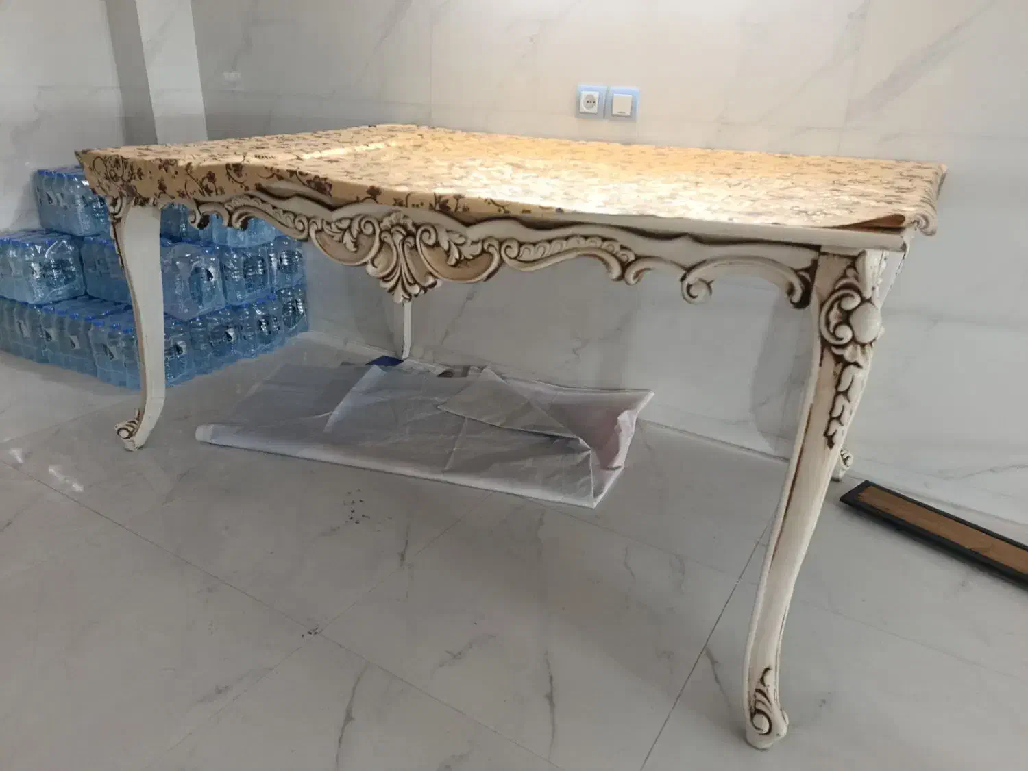 یک میز نهار خوری چوبی با چهار عدد صندلی سالم|میز و صندلی غذاخوری|نگار, |دیوار