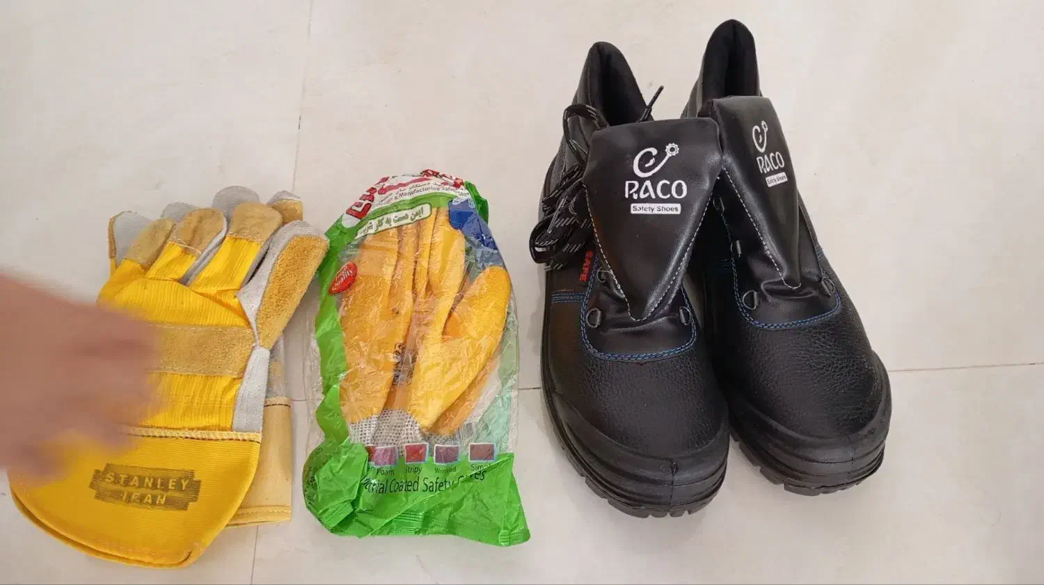 کفش کار|کیف، کفش، کمربند|نیشابور, گنبد سبز|دیوار