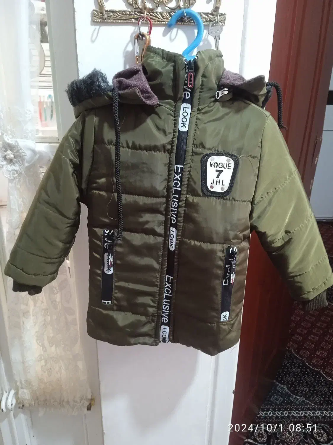 کاپشن|کفش و لباس بچه|جونقان, |دیوار