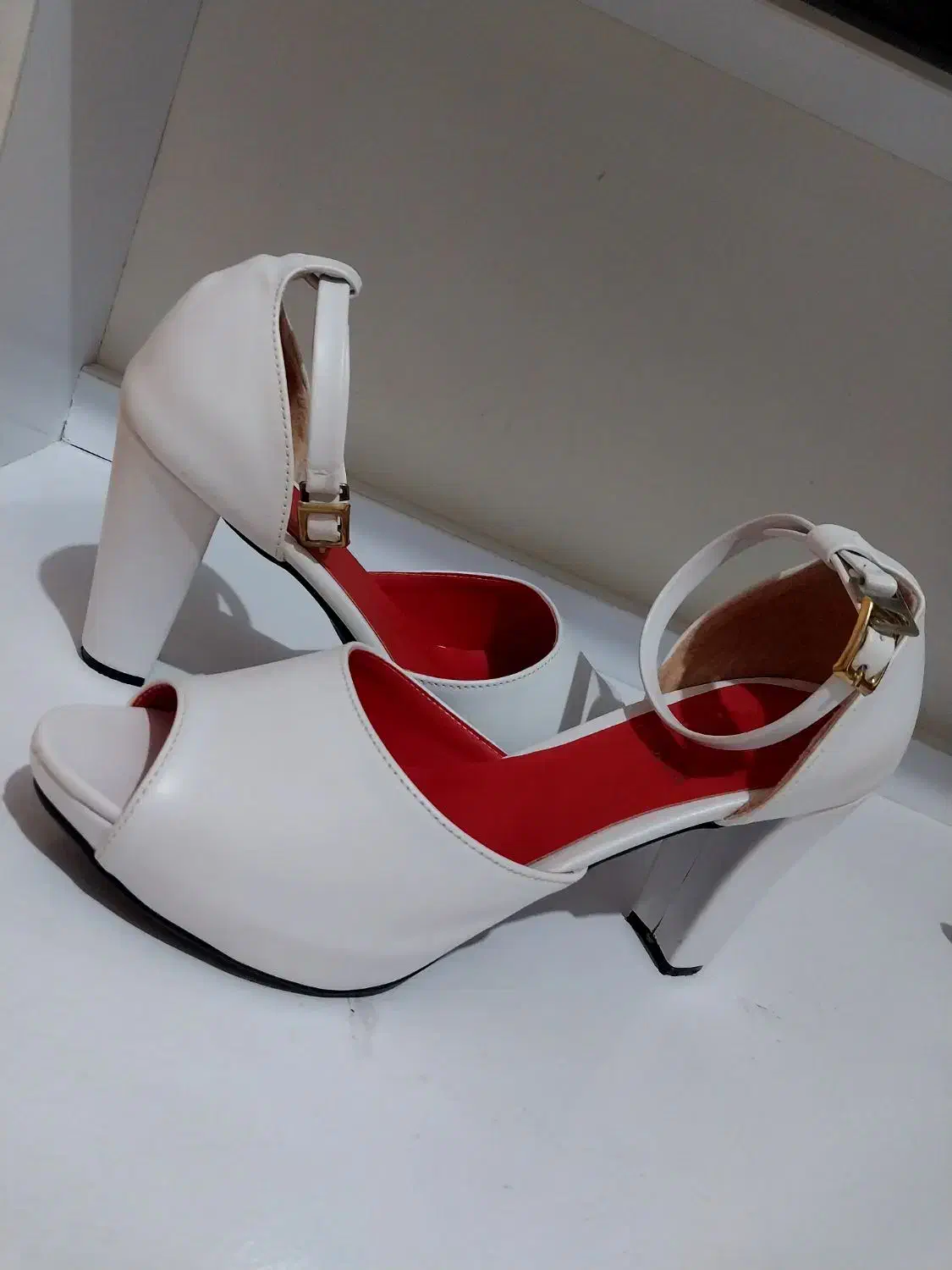 کفش مجلسی|کیف، کفش، کمربند|فومن, |دیوار