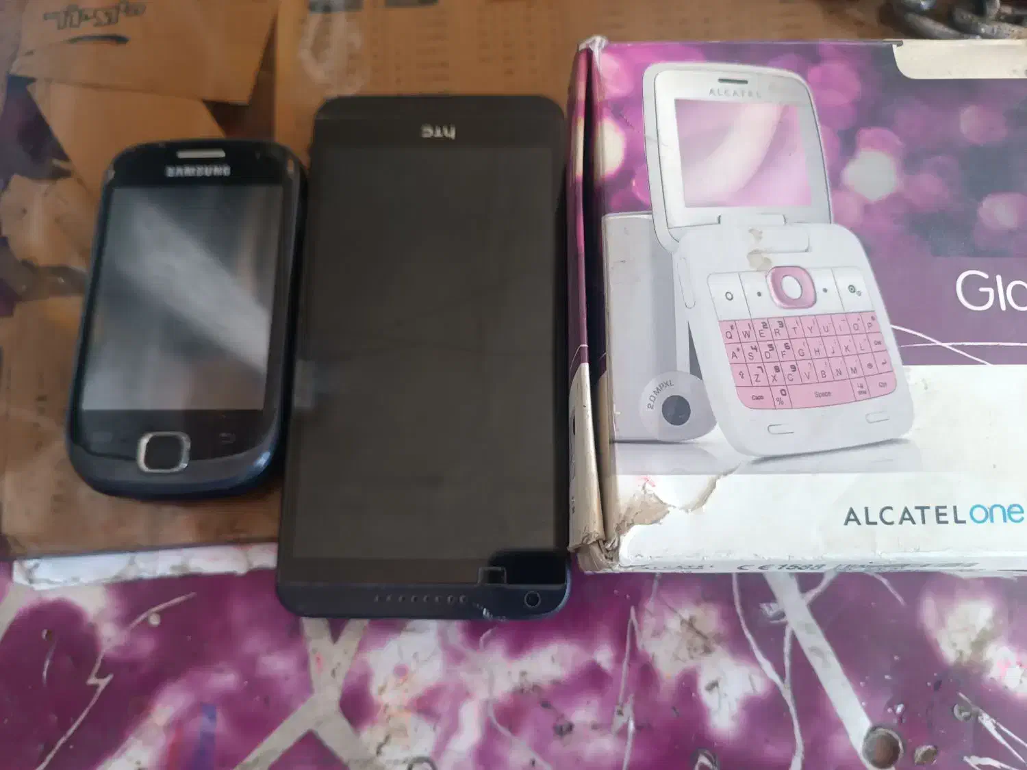 سه عدد موبایل|موبایل|بروجن, |دیوار