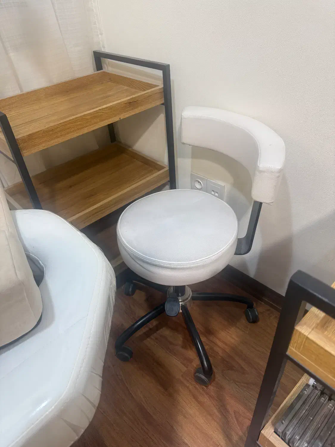 صندلی استاد کار و میز ناخن|آرایشگاه و سالنهای زیبایی|تهران, فردوس|دیوار