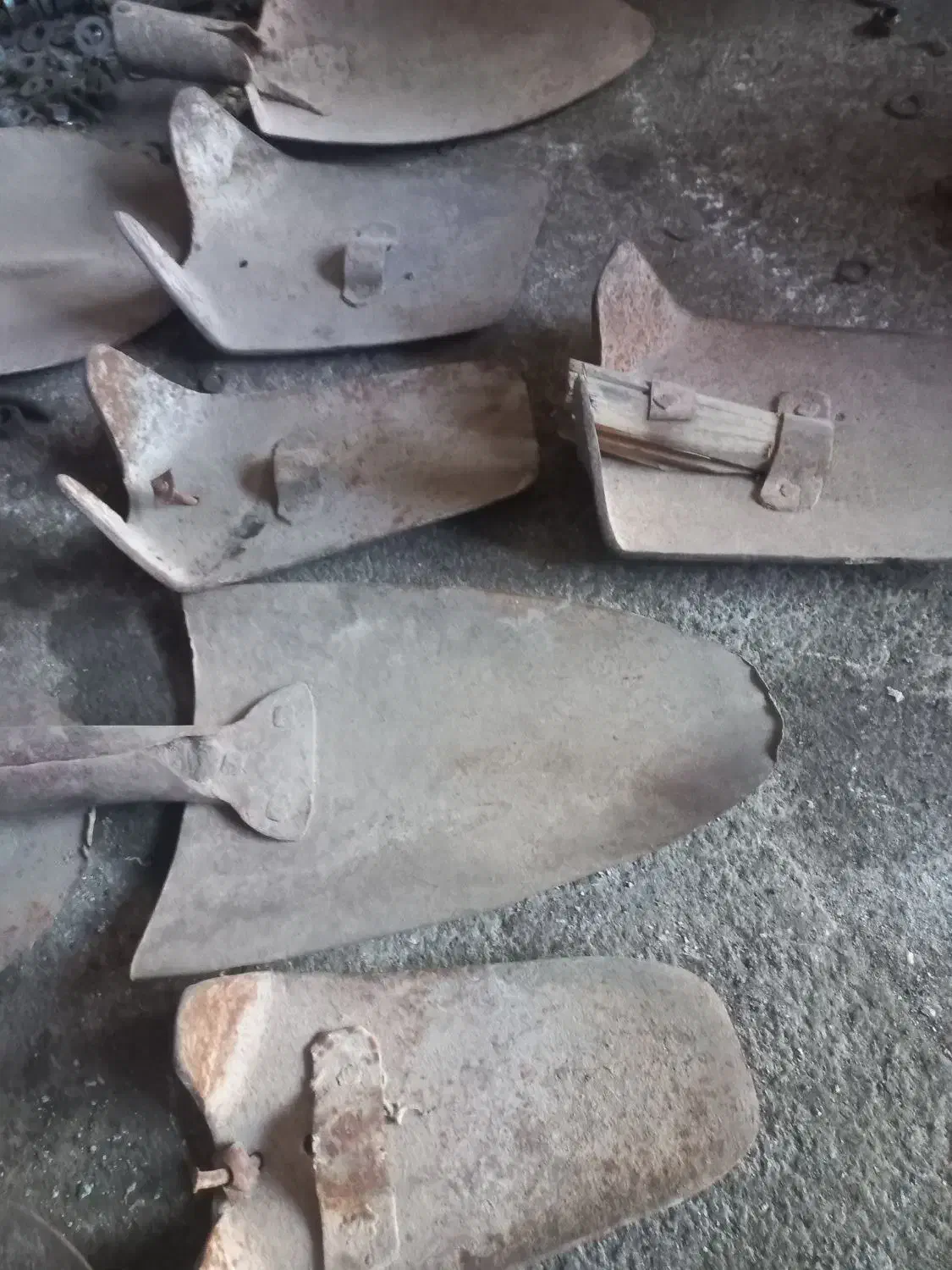 بیل عتیقه قدیمی برای بوم گردی یا دکور|کلکسیون اشیاء عتیقه|اصفهان, باغ زیار|دیوار