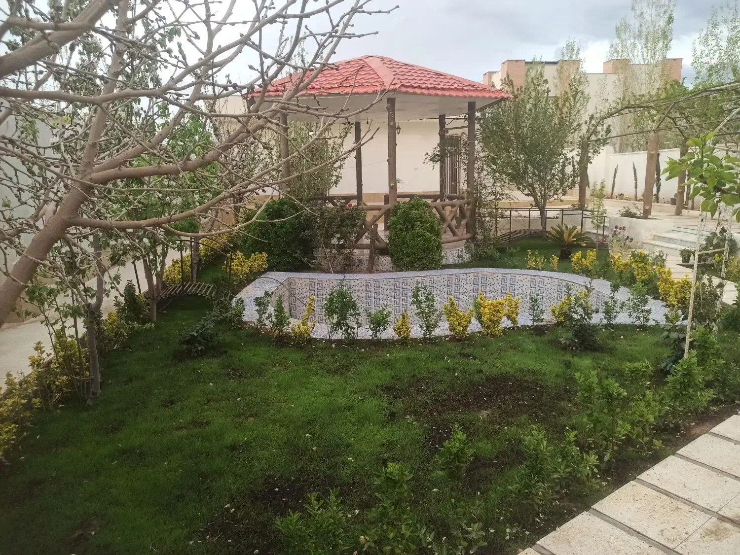 باغبانی .هرس درخت.اره برقی|خدمات باغبانی و درختکاری|کرمان, |دیوار