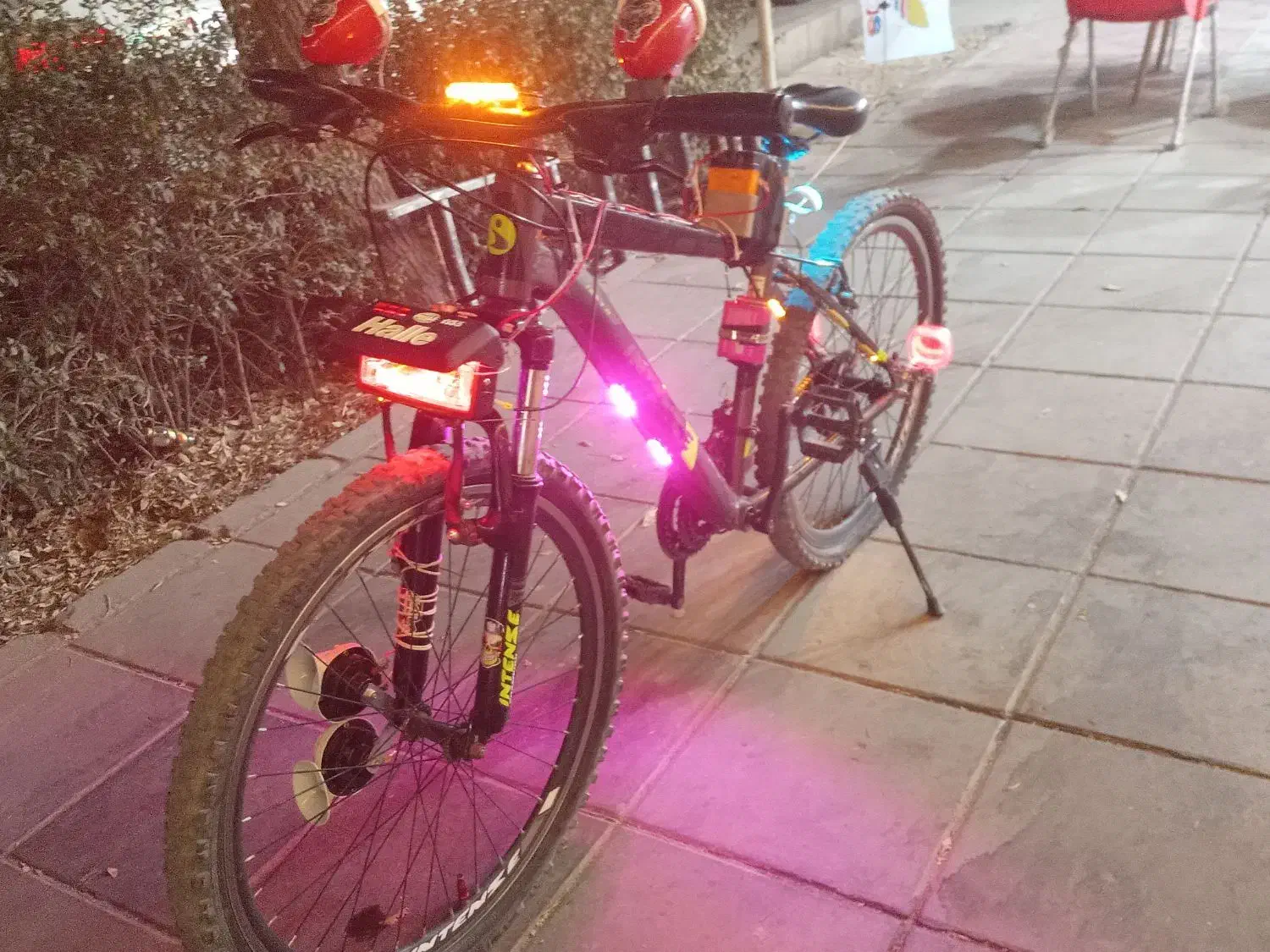 دوچرخه|دوچرخه، اسکیت، اسکوتر|تربت‌حیدریه, ده پائین|دیوار