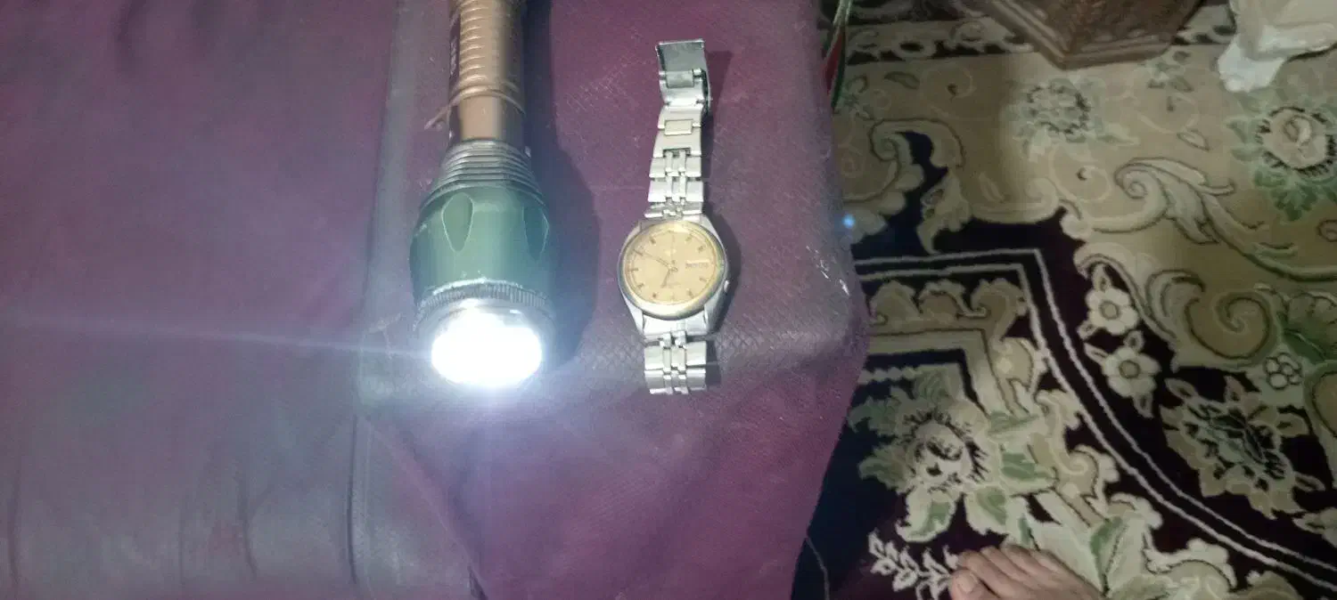 چراغ قوه و ساعت|ساعت|نیشابور, عدالت|دیوار