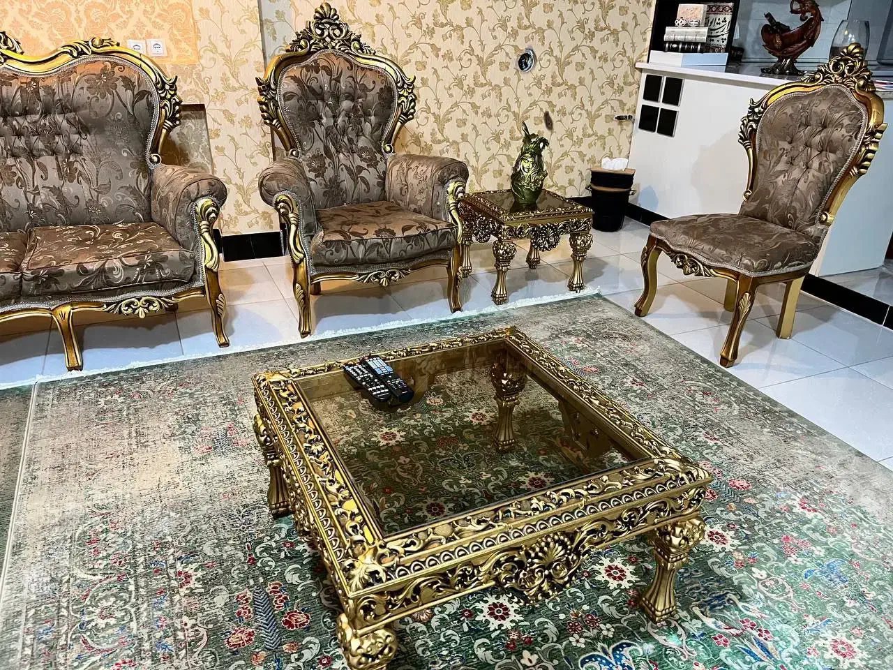 مبل 9 نفری به همراه دو میز و دو عسلی در حد نو...|مبلمان خانگی و میز عسلی|دوگنبدان, |دیوار