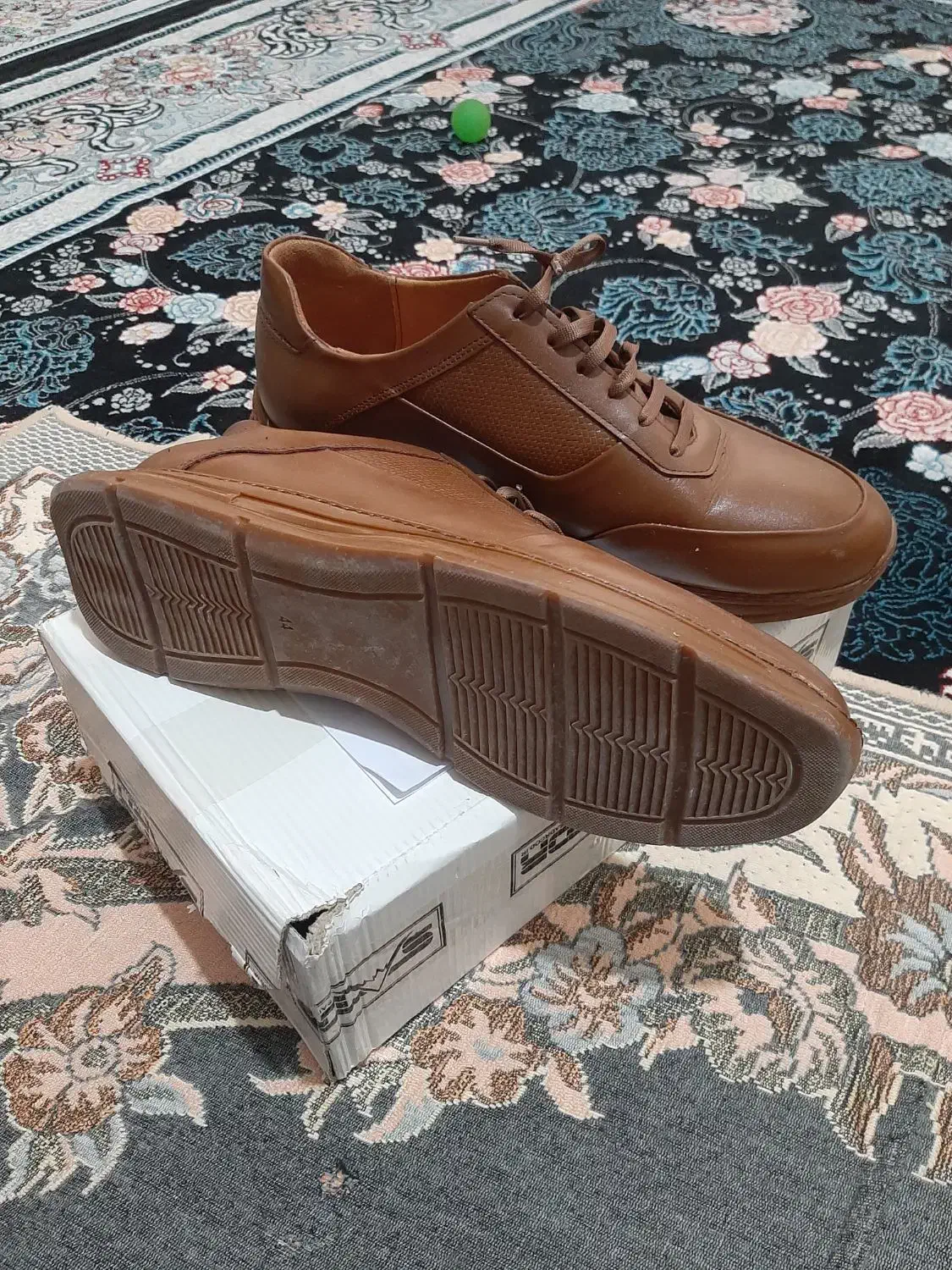 کفش|کیف، کفش، کمربند|صحنه, |دیوار