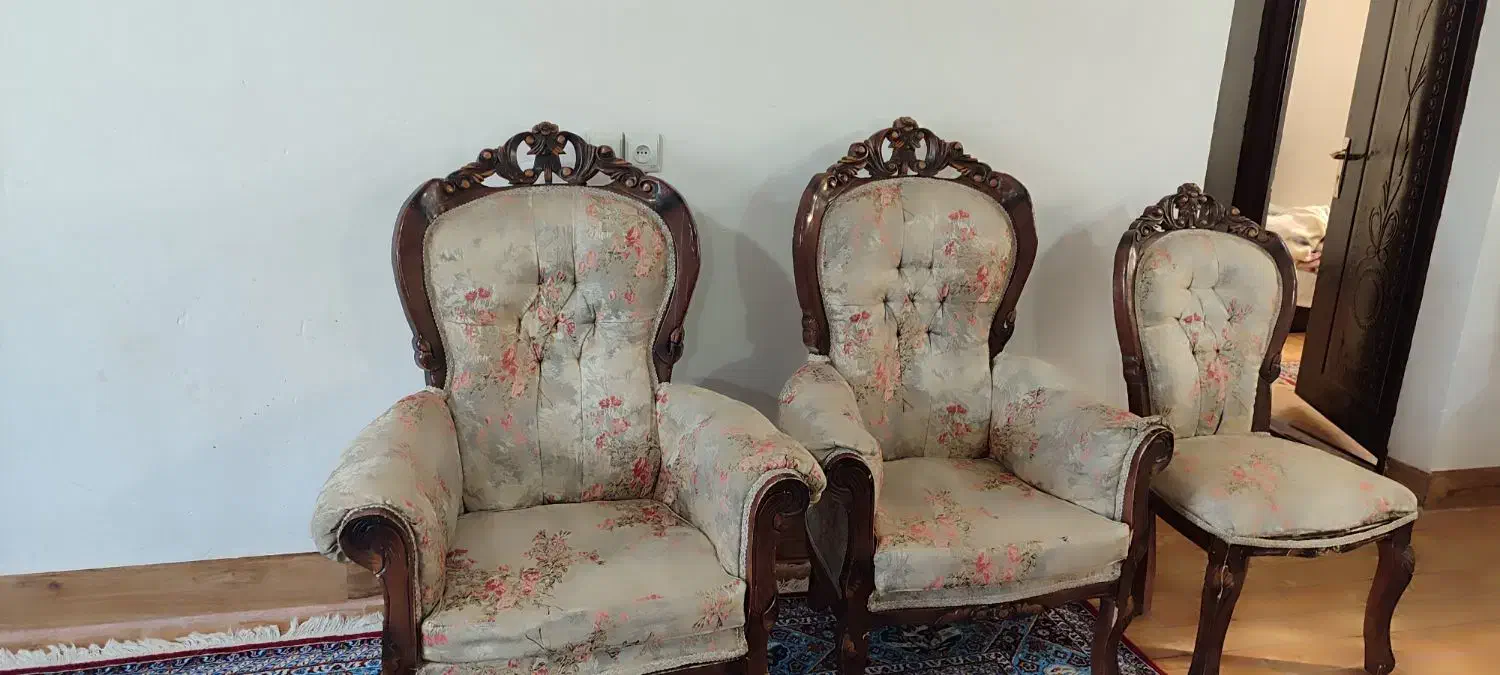 مبل ۹نفره در حد نوسالم وتمیز قیمت ۱۱۵۰۰|مبلمان خانگی و میز عسلی|بم, |دیوار