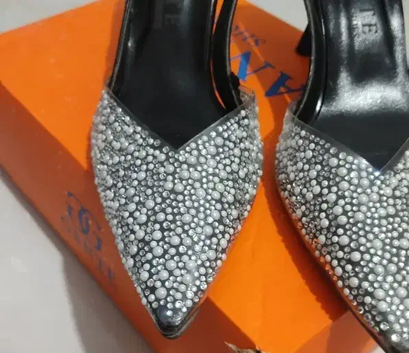 صندل مرواریدی|کیف، کفش، کمربند|مسجد سلیمان, |دیوار