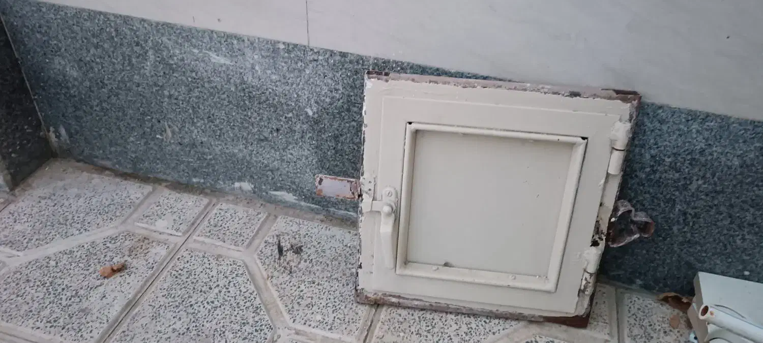 یک عدد پنجره کوچک مناسب برای هواکشی برای سرویس ها|مصالح و تجهیزات ساختمان|همدان, |دیوار