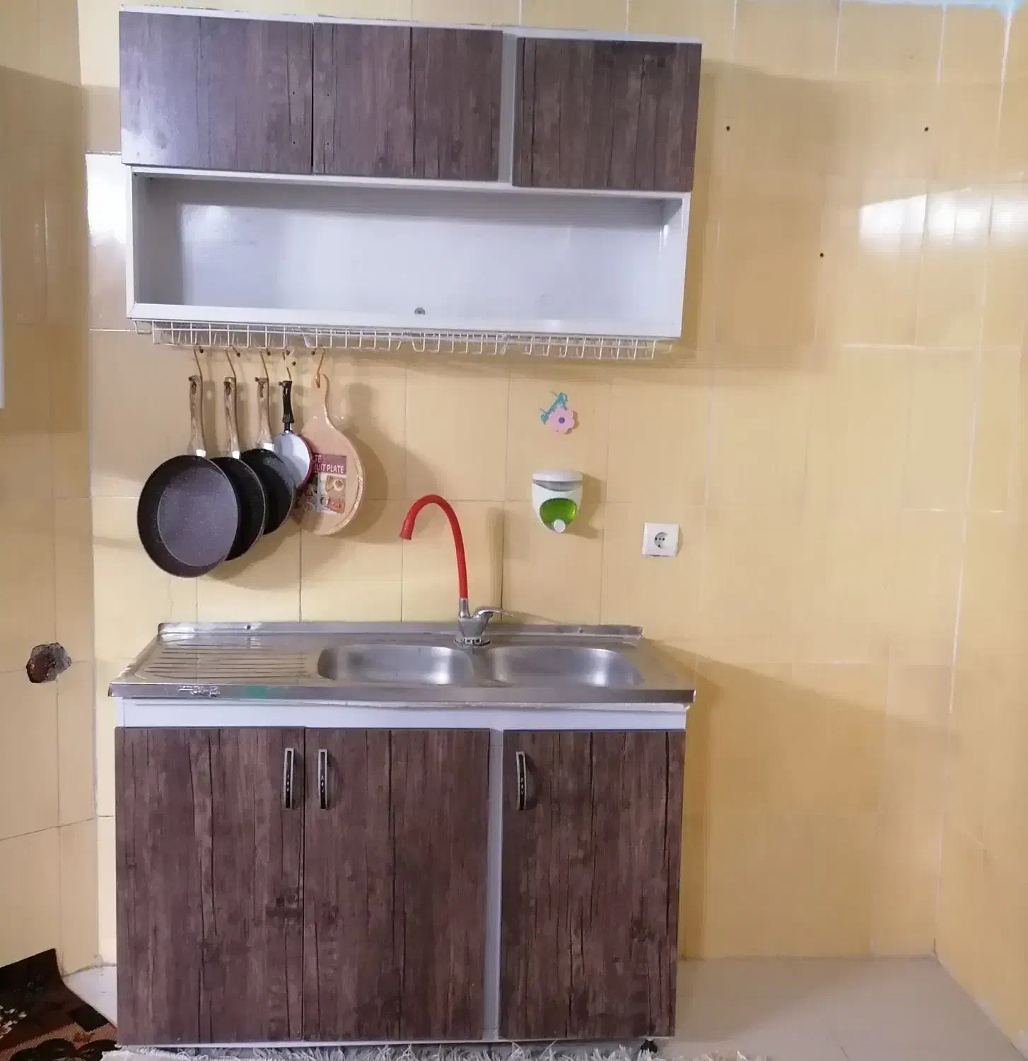 سینک دوقلو، کابینت و آبچکان همگی در حد نو|آب‌چکان و نظم‌دهنده ظروف|بروجرد, |دیوار