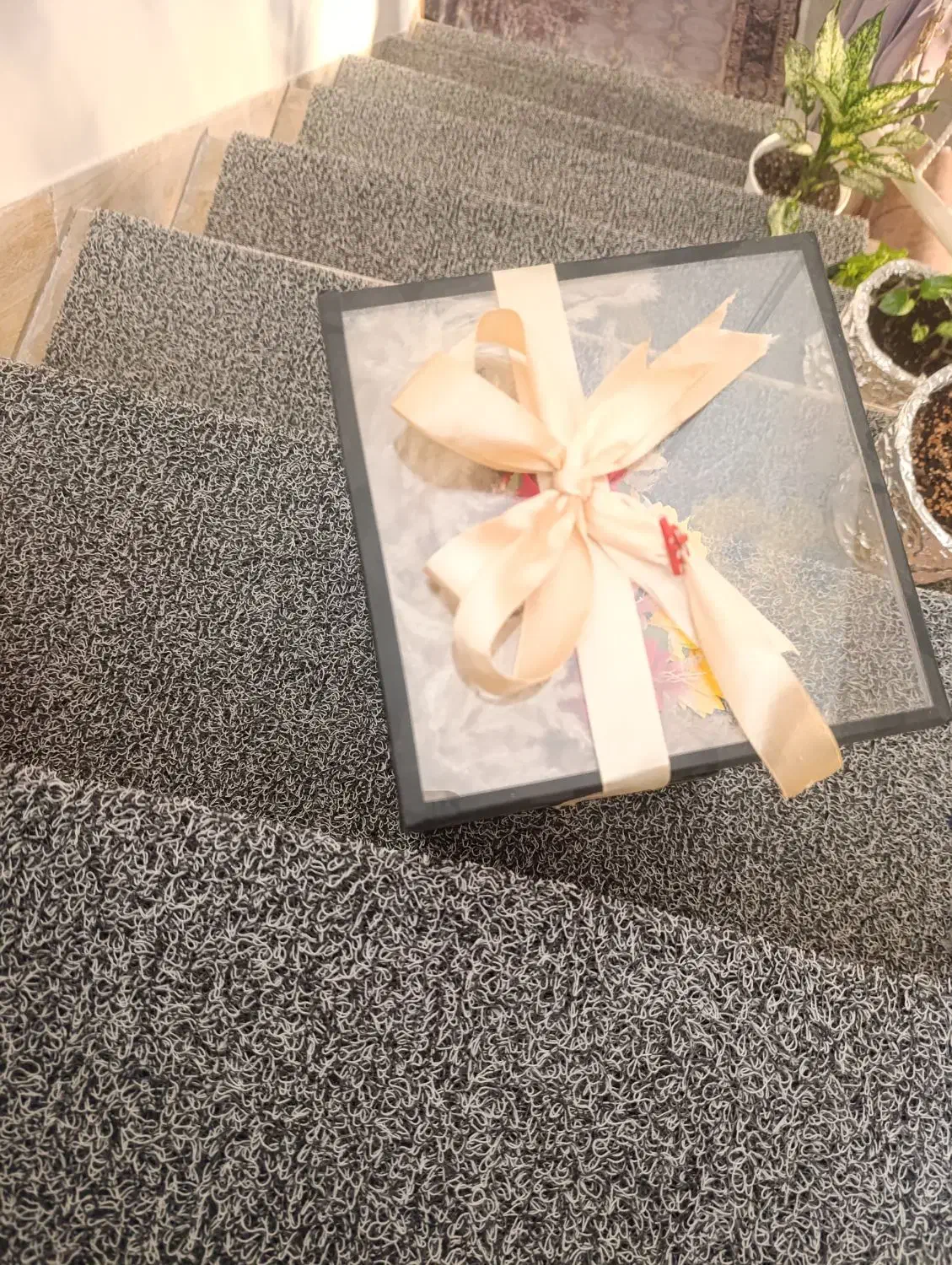 گل زیبا باگلدان شیشه ای|گل مصنوعی|زابل, |دیوار