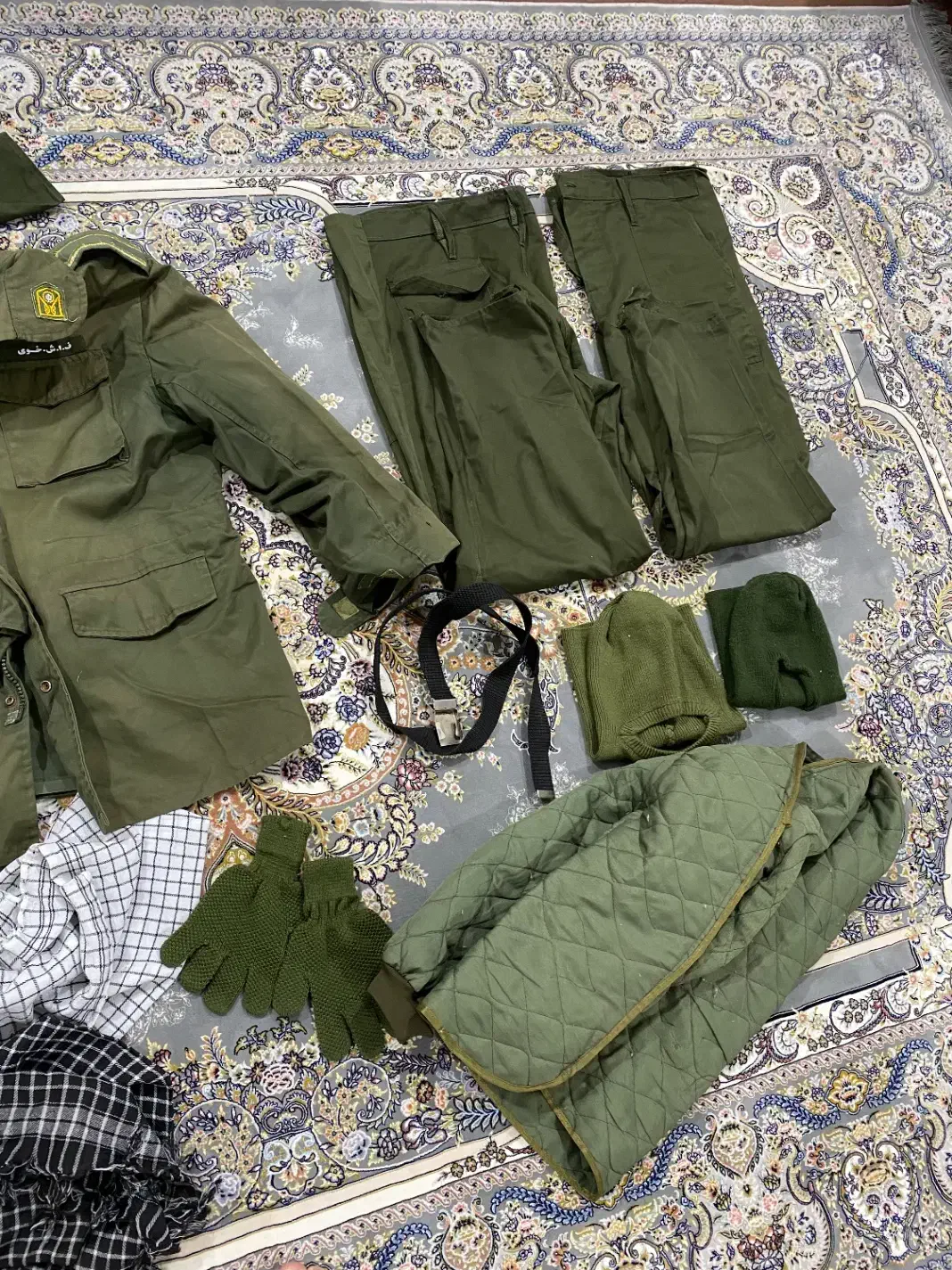 لباس سربازی|لباس|خوی, |دیوار