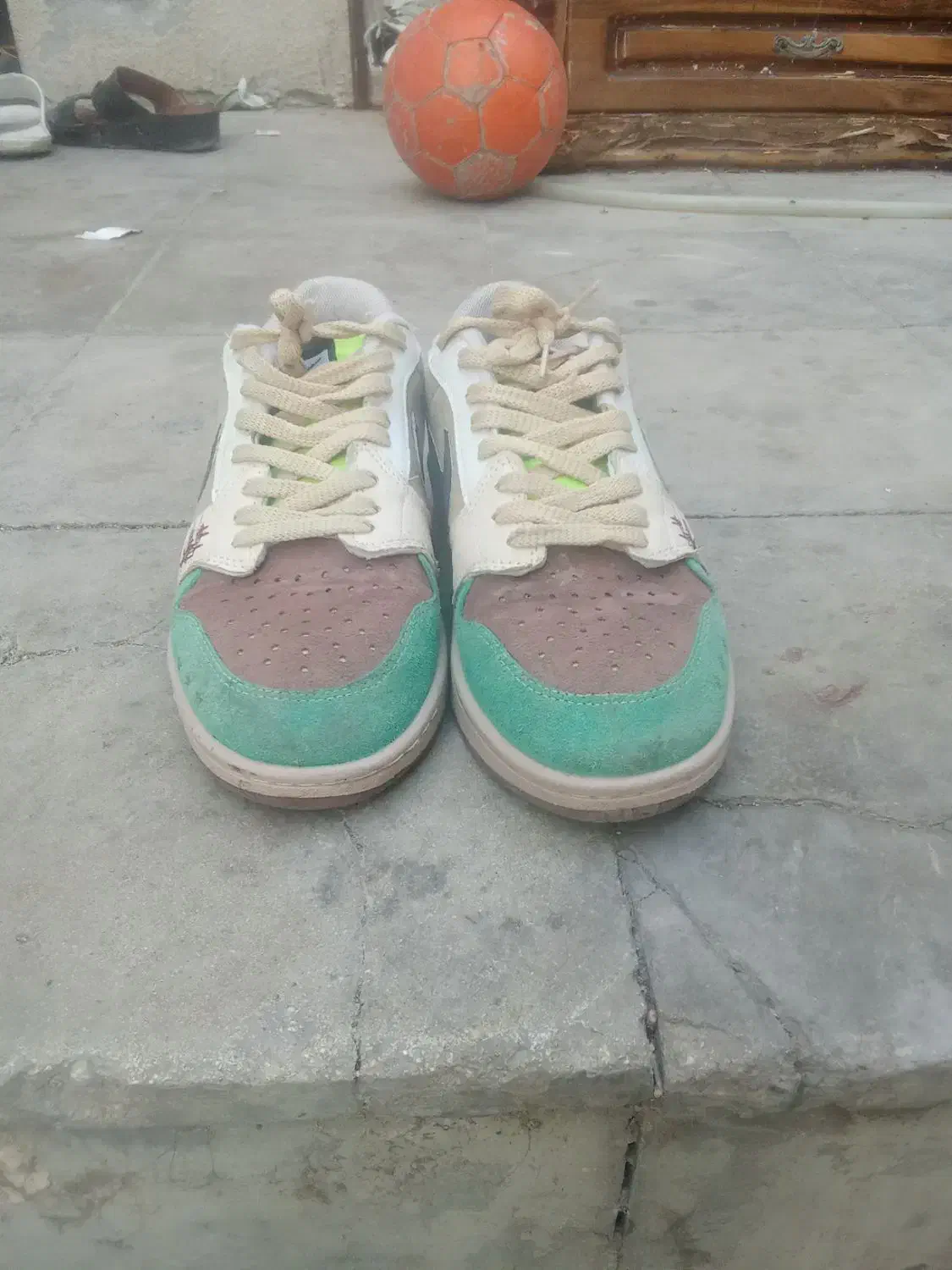 کغش|کیف، کفش، کمربند|کیش, |دیوار