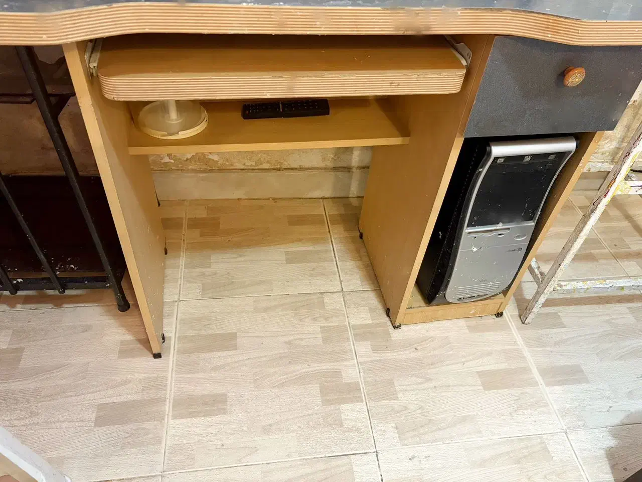 میز کامپیوتر و صندلی|میز تحریر و کامپیوتر|پرند, فاز ۴|دیوار