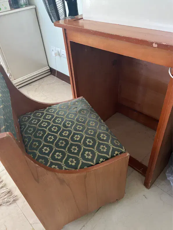 میز چرخ خیاطی صندلی دار کار کرده به قیمت مناسب|لوازم خیاطی و بافتنی|ری, شهادت|دیوار