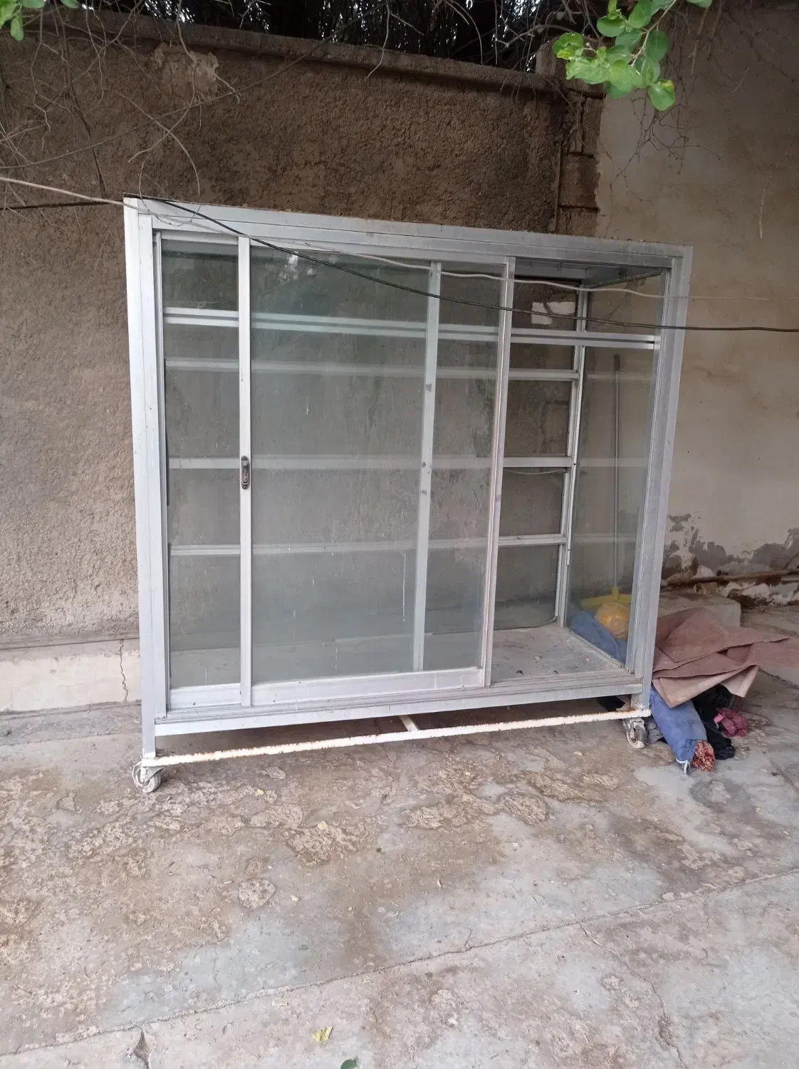 ویترین بزرگ بفروش میرسد|بوفه، ویترین، کنسول|امیدیه, |دیوار