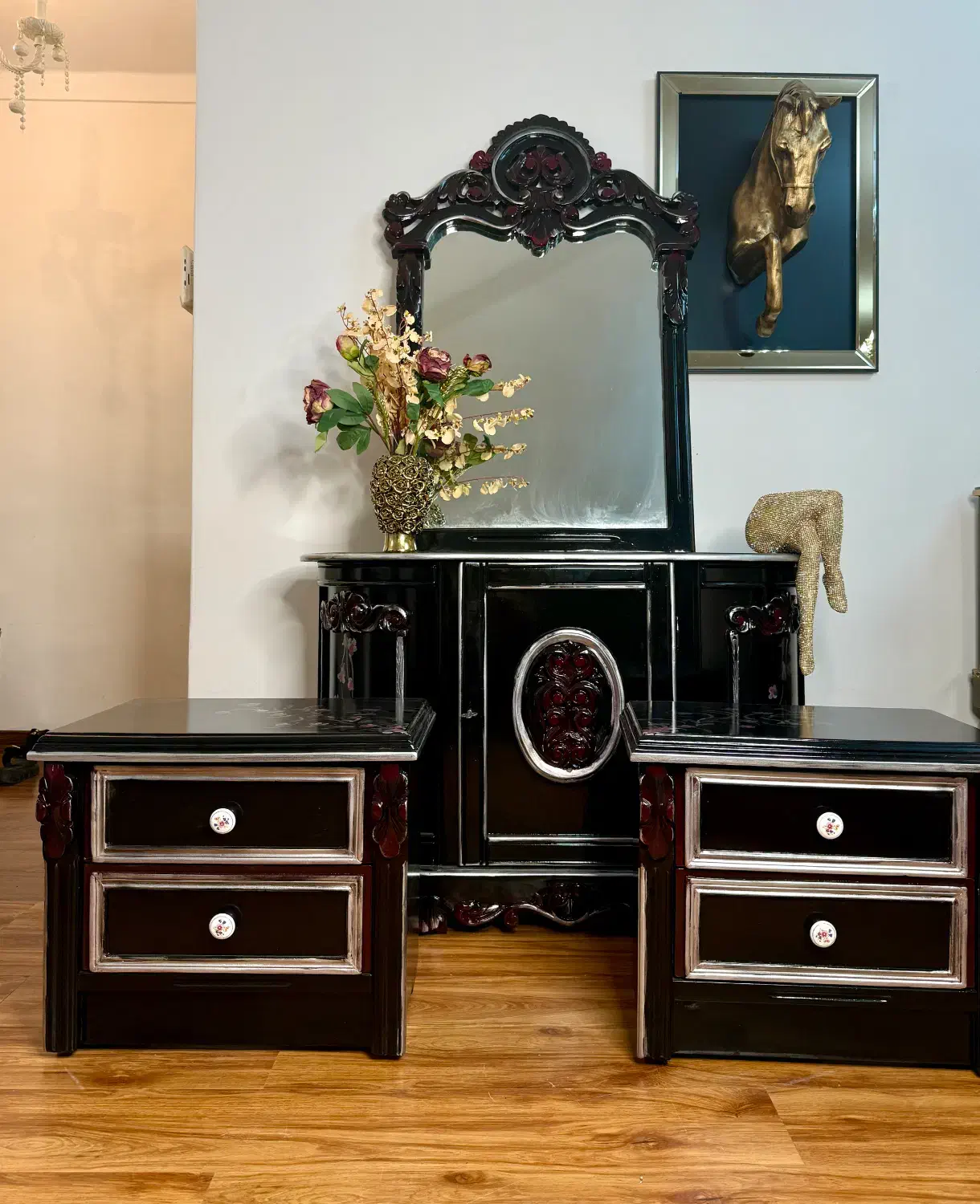 سرویس خواب ( نو) نقاشی کار دست مشکی زرشکی|تخت و سرویس خواب|تهران, زعفرانیه|دیوار