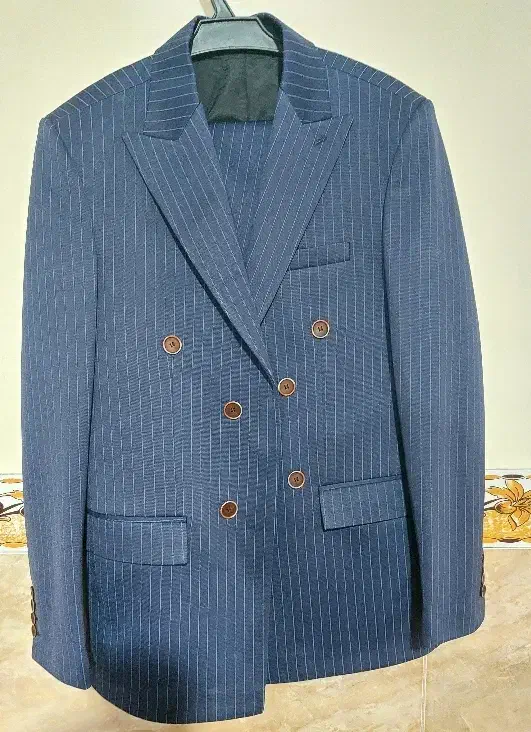 کت و شلوار|لباس|رباط‌کریم, رباط‌کریم|دیوار