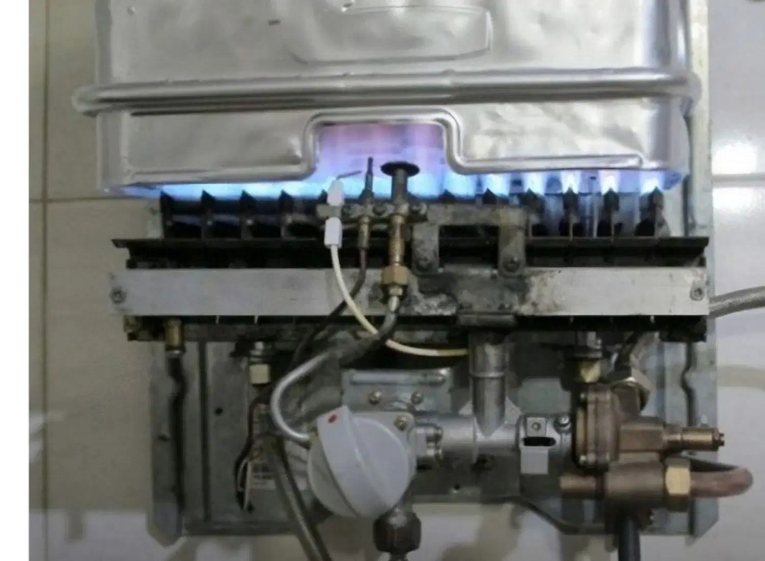 تعمیرات آبگرمکن دیواری و بخاری گازی|خدمات پیشه و مهارت|میانه, |دیوار