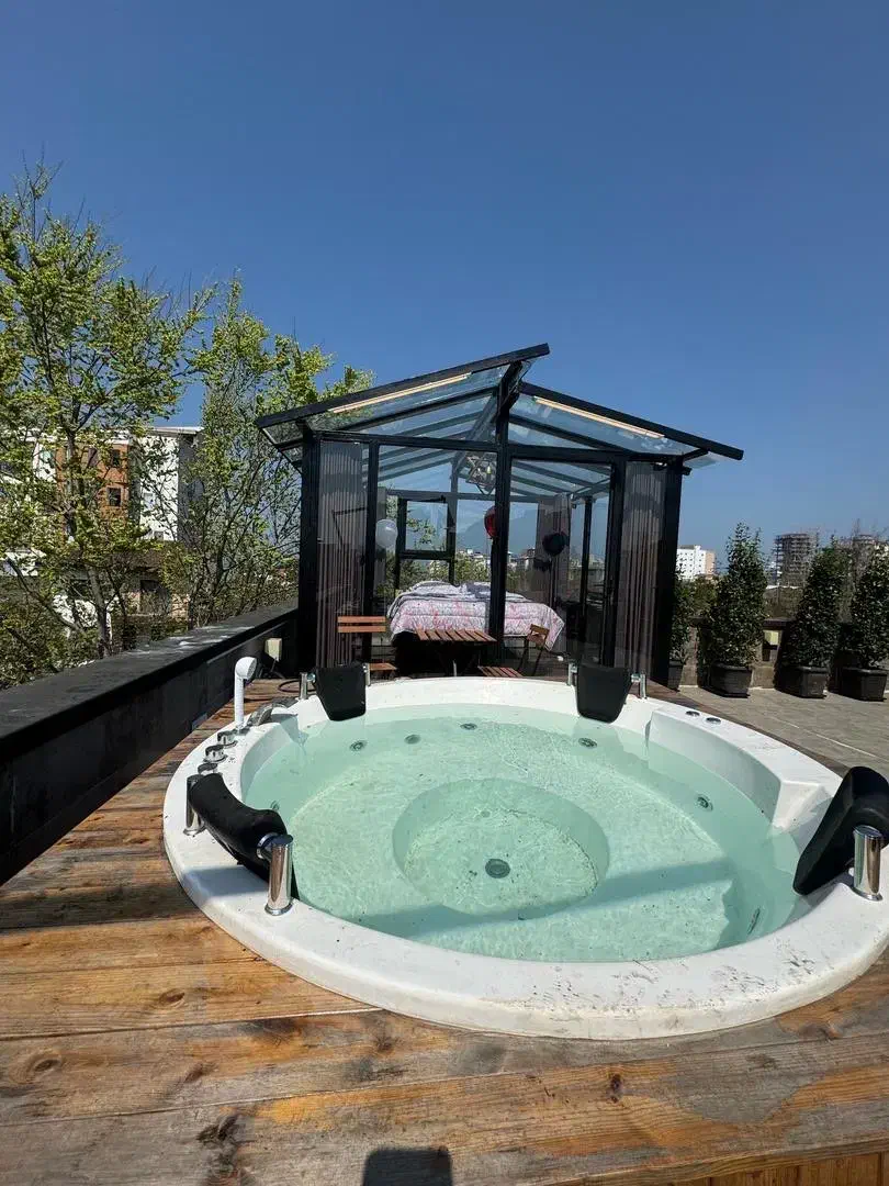 ویلا استخر دار نوساز با کلبه شیشه ای|اجارهٔ کوتاهمدت ویلا و باغ|رویان, |دیوار