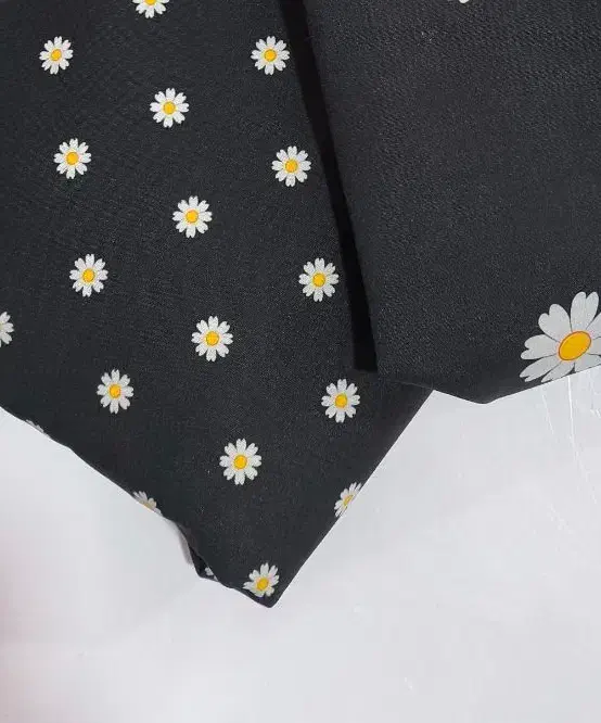 چند تیکه پارچه|لباس|خرمشهر, |دیوار