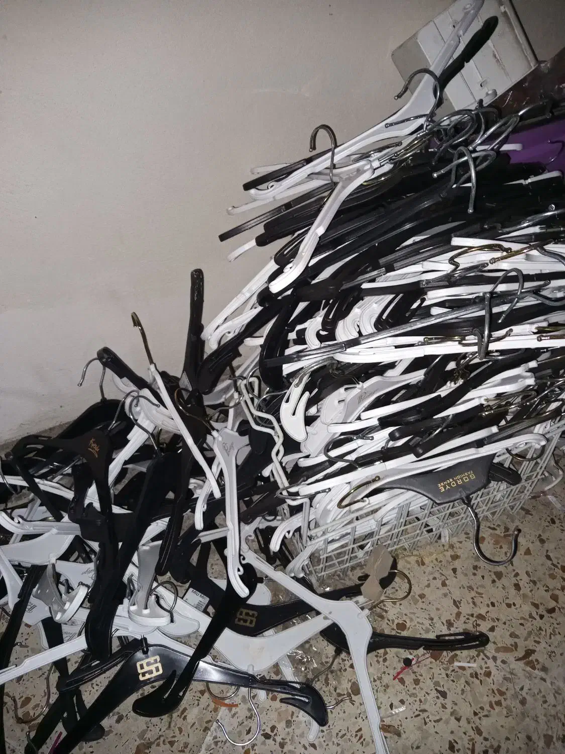 چوبلباسی|بندرخت و رختآویز|رشت, سعدی (تختی)|دیوار