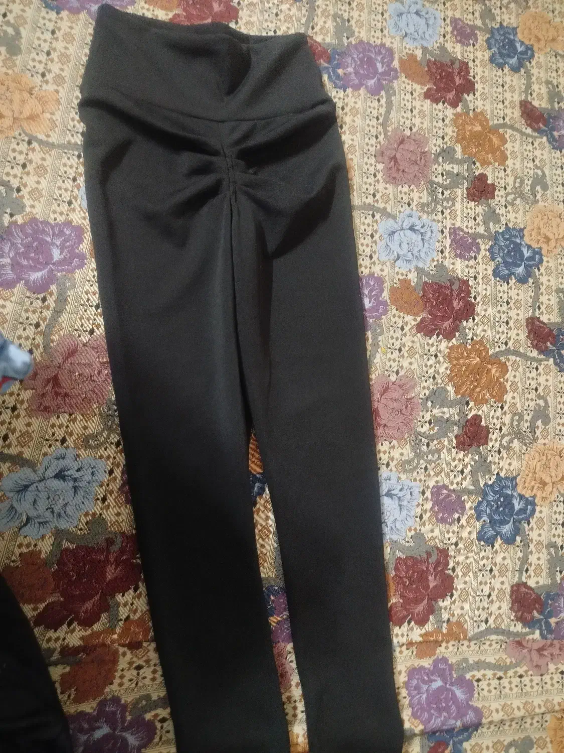 لگ ورزشی مشکی.|لباس|قم, چهل درخت|دیوار