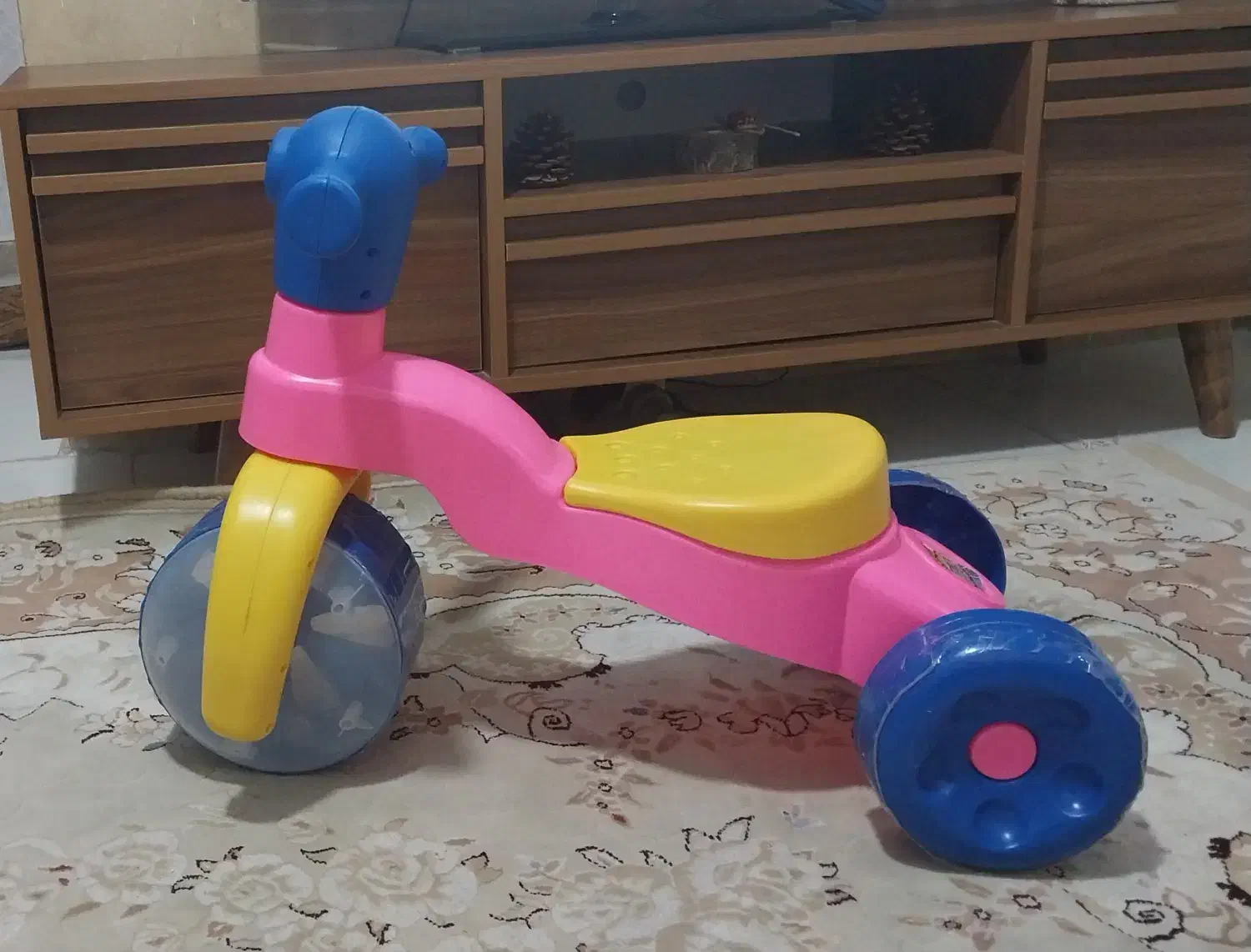 سه چرخه|اسباببازی بچه|تهران, خاک سفید|دیوار