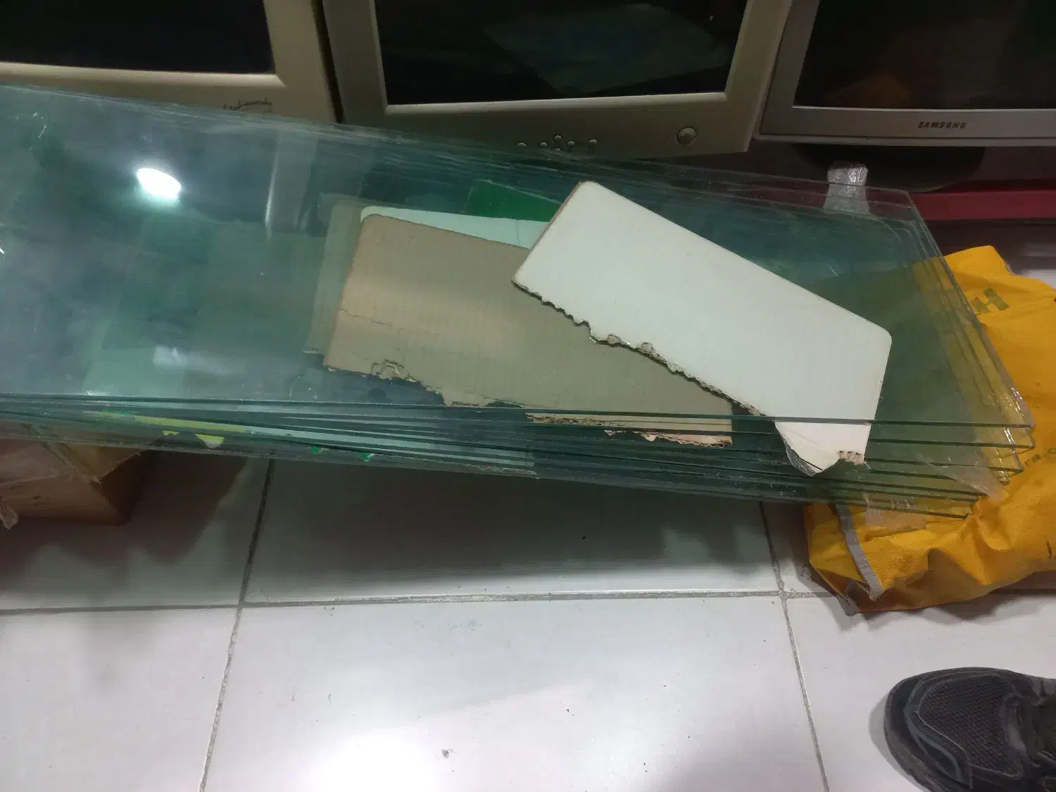 قفسه شیشه ای همراه با پایه مخصوص|کتابخانه، شلف، قفسههای دیواری|آبدانان, |دیوار