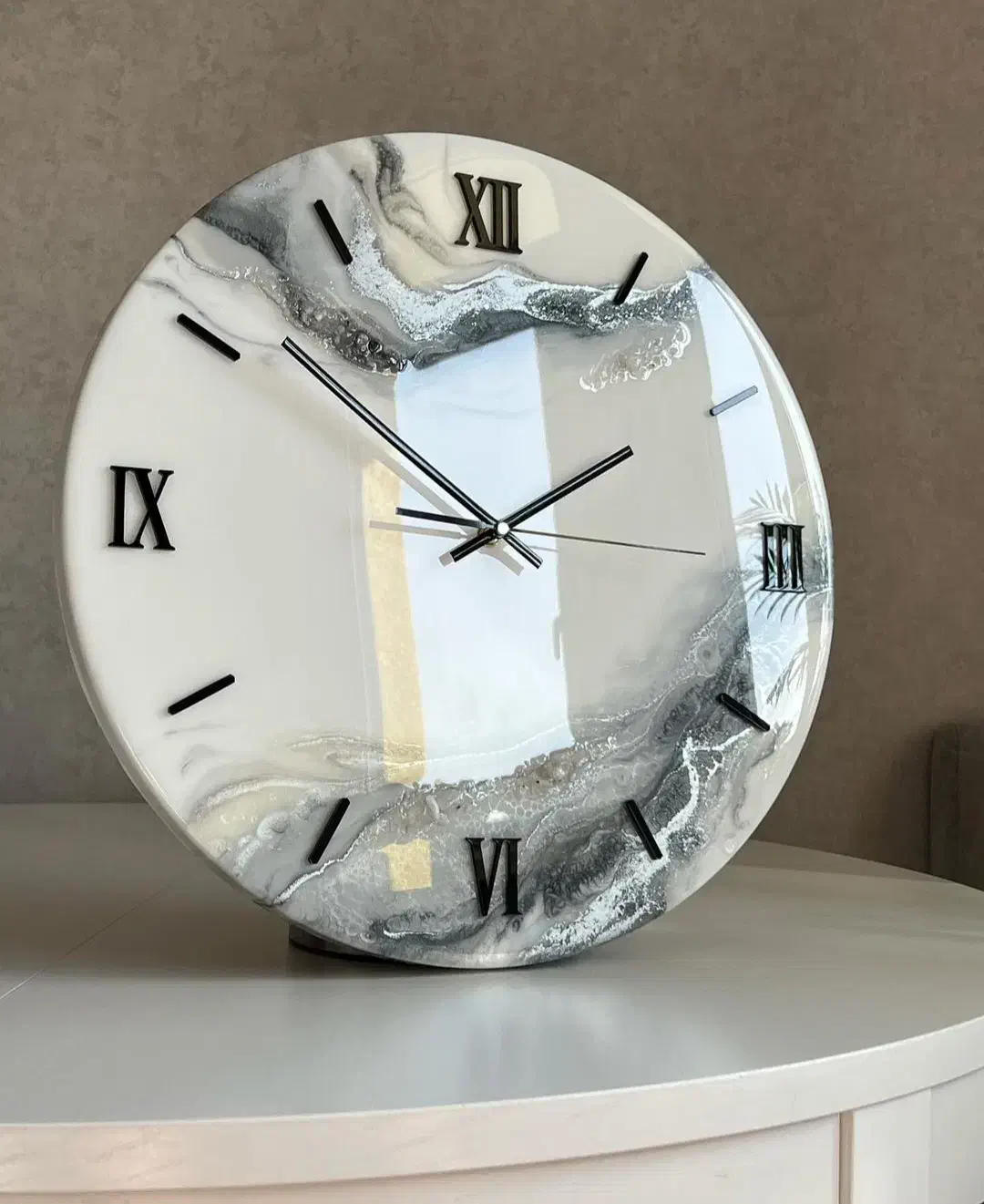 ساعت دیواری طوسی رنگ|ساعت دیواری و تزئینی|کرج, عظیمیه|دیوار