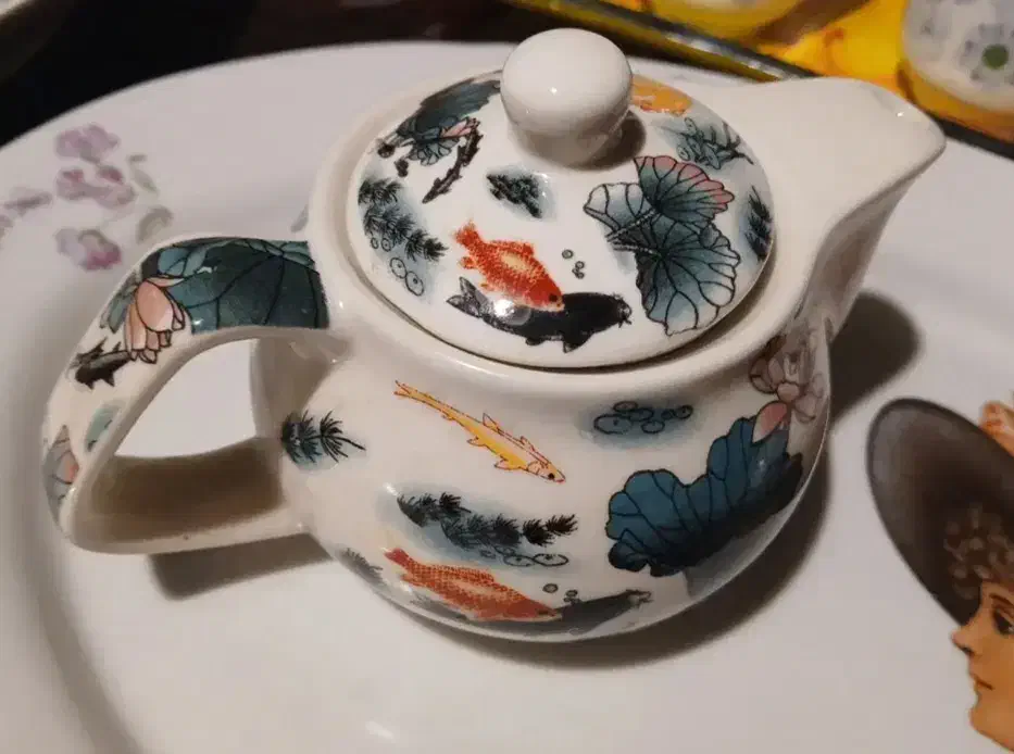 سرویس قوری و فنجان چینی|ظروف سرو و پذیرایی|ساری, |دیوار