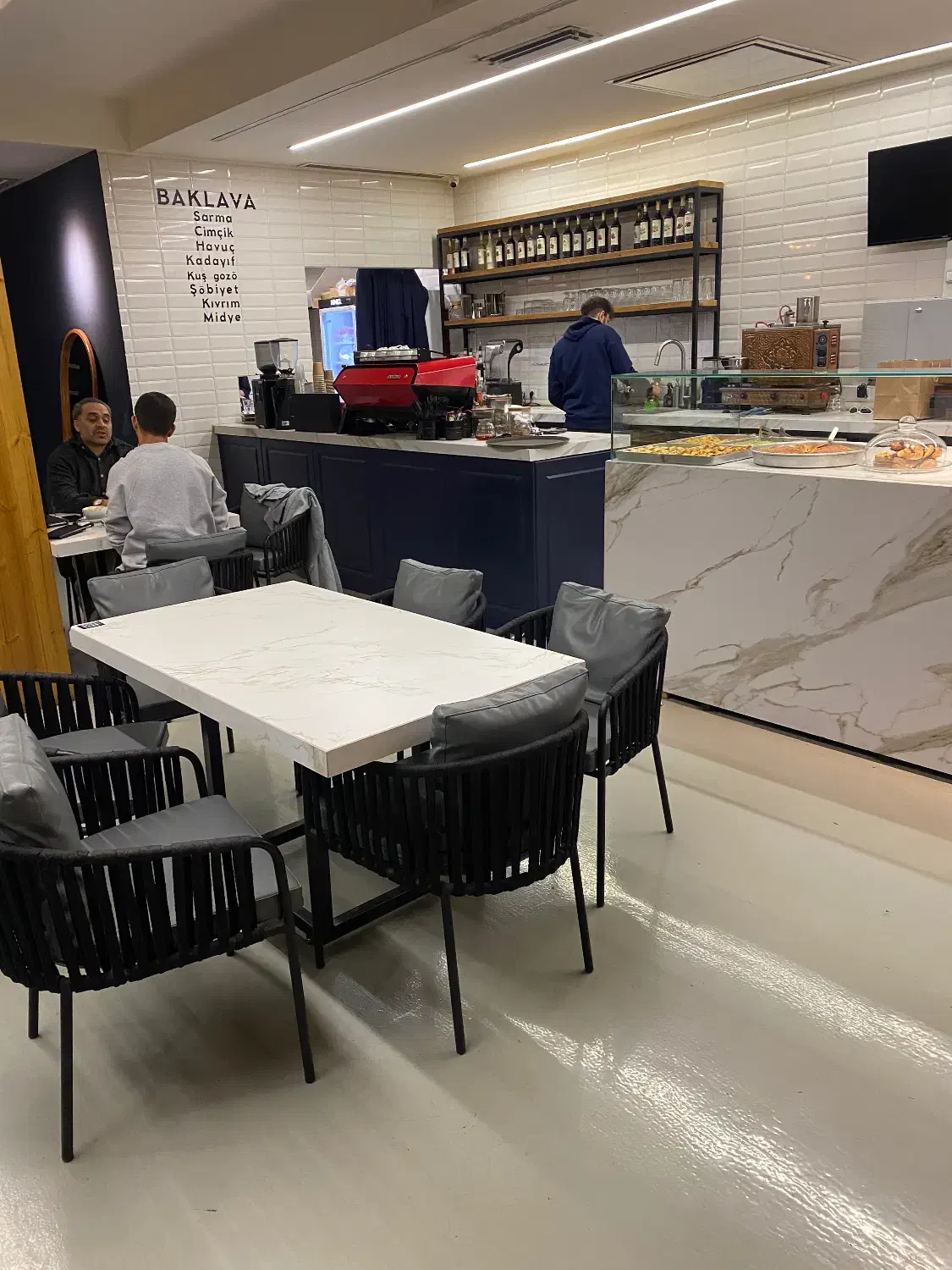 سالن کار خانم و آقا ( ویتر ، ویترس )  نیروی خدمات|استخدام خدمات فروشگاه و رستوران|تهران, هروی|دیوار