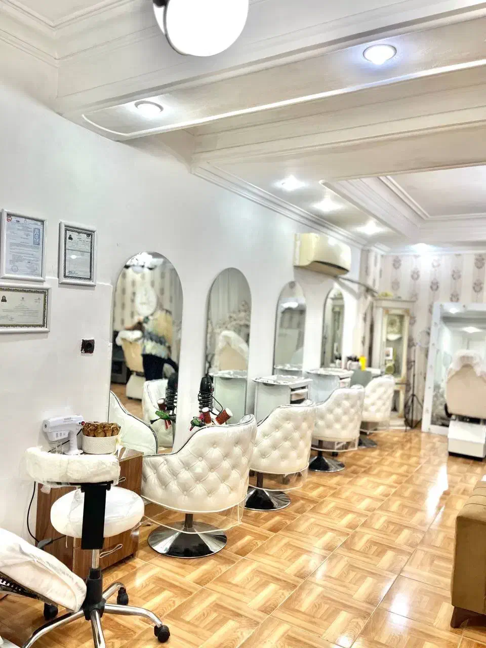 اجاره ی صندلی|آرایشگاه و سالن‌های زیبایی|رشت, رشتیان|دیوار