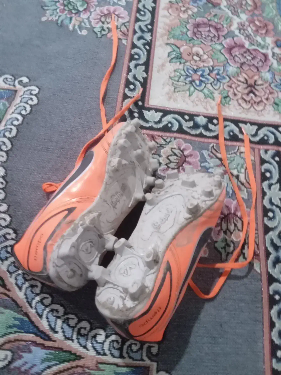 این کفش رو تازه خریدم نو نو دورزباش رفتم چمن|کیف، کفش، کمربند|باوی, |دیوار