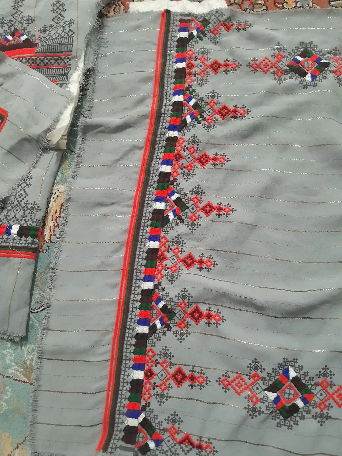 لباس دست دوز|لباس|کنارک, |دیوار