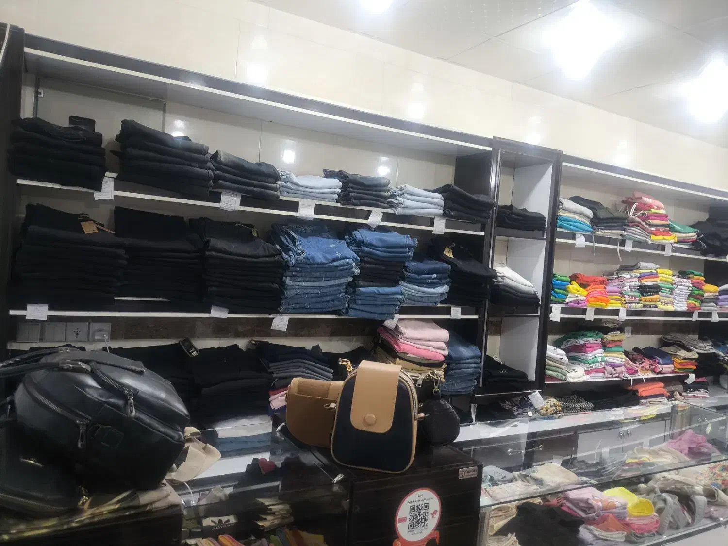 تمام اجناس بوتیک زنانه ب قیکت فاکتور ب فروش میرسد|لباس|لالی, |دیوار