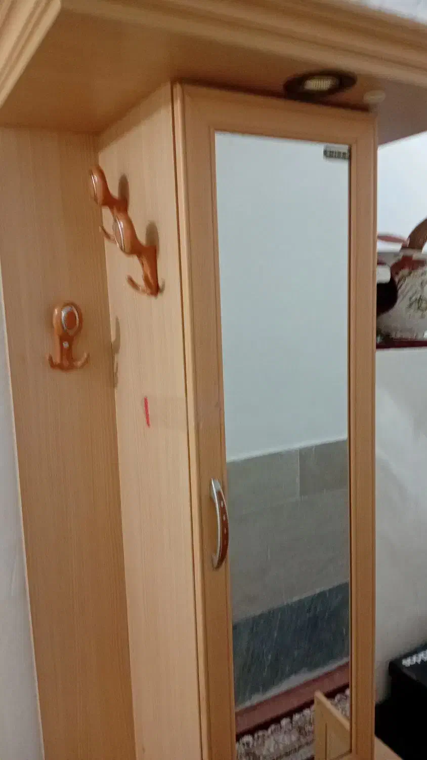 جا کفشی آینه دار و جا لباسی ۶ عدد دارد وجا ۱۲ کفش|جاکفشی، کمد، دراور|فردیس, شهرک شهید حسینی|دیوار