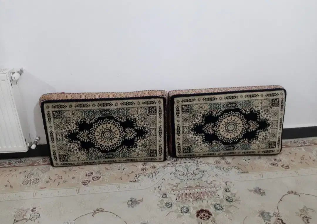 ۶ عدد پشتی فرش ماشینی در حد نو بدون پارگی|پشتی|صحنه, |دیوار