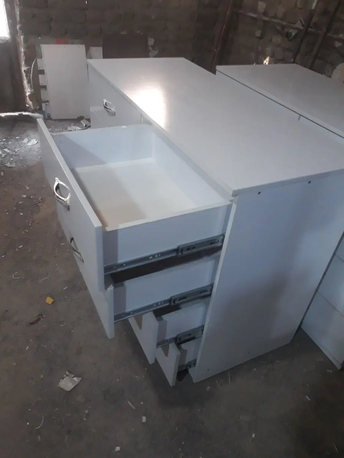 سلام دو عدد دراور افقی ۸ کشو|جاکفشی، کمد، دراور|قم, قلعه کامکار|دیوار