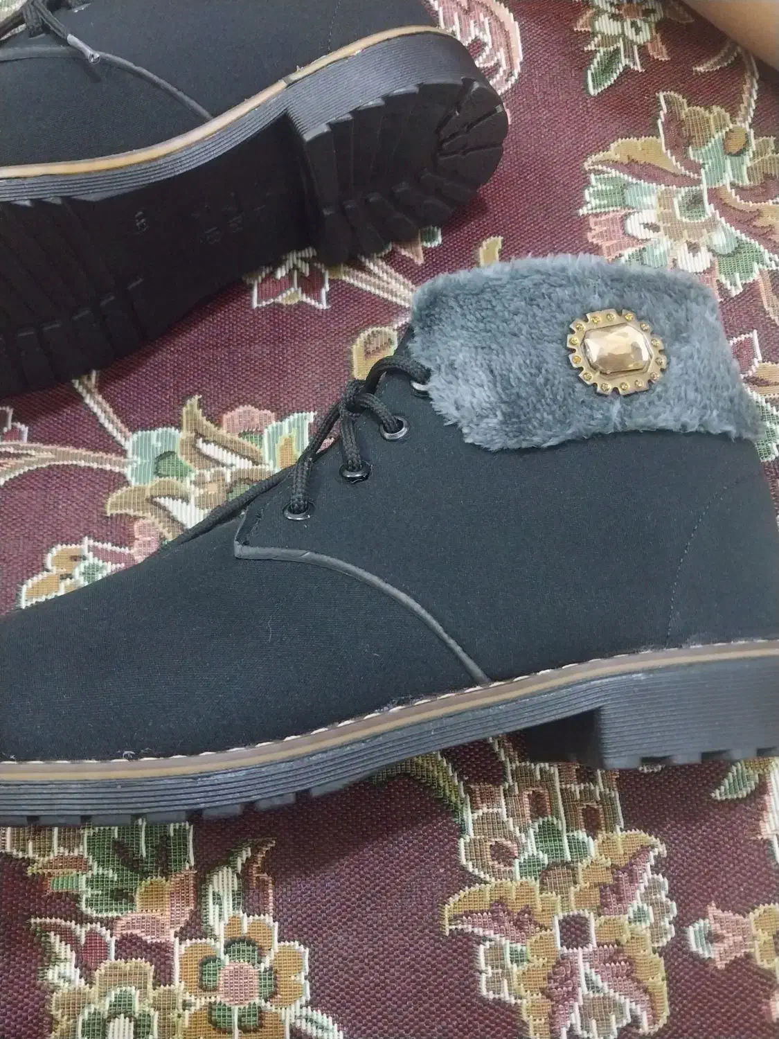 کفش|کیف، کفش، کمربند|کاشان, شاهد|دیوار