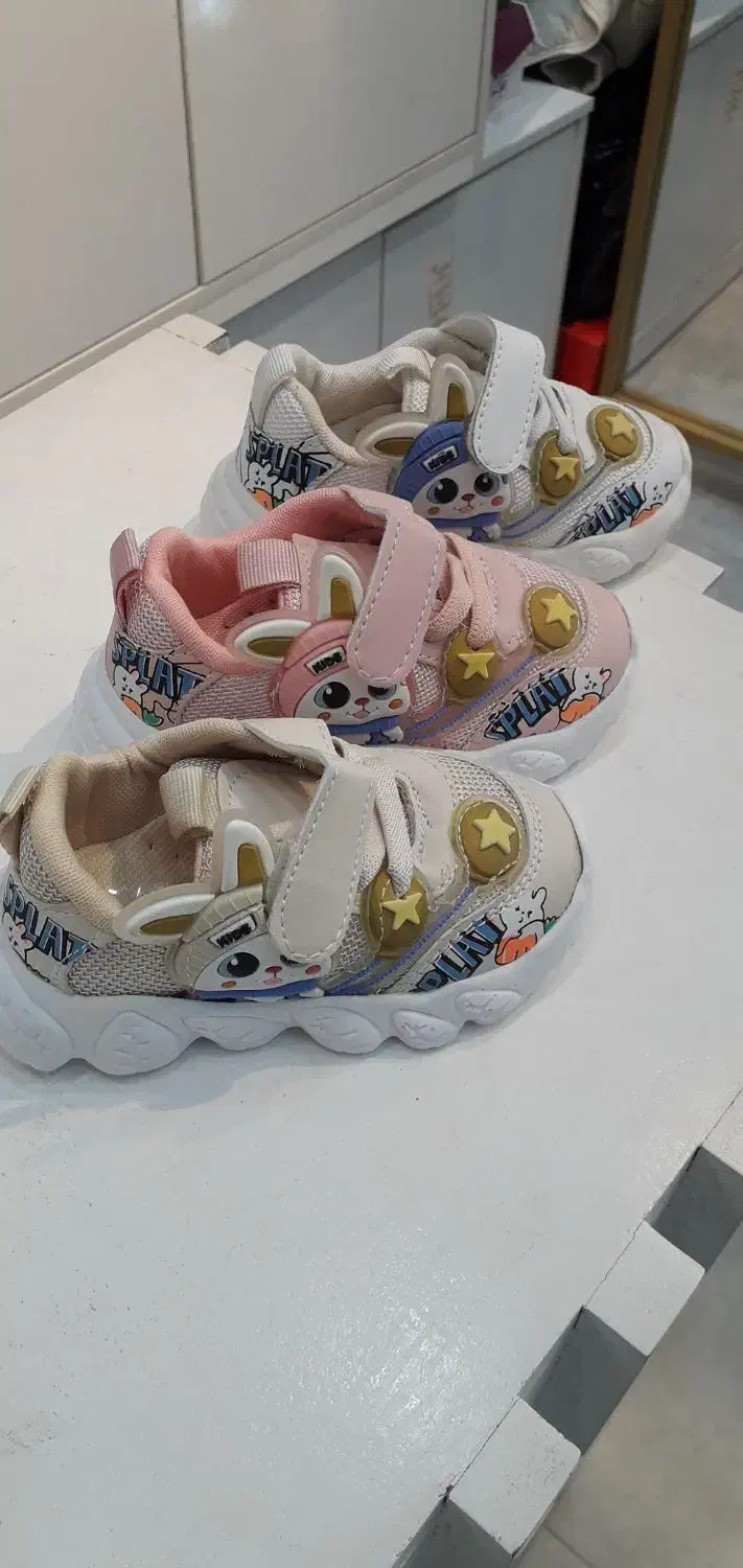 کفش بچه|کیف، کفش، کمربند|لاهیجان, انقلاب|دیوار