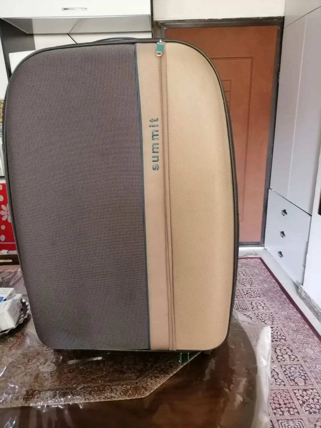 چمدان مسافرتی بزرگ|کیف، کفش، کمربند|رشت, رشتیان|دیوار