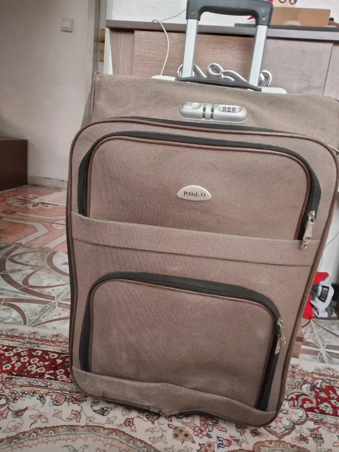 چمدان بزرگ وجادار داخلش کاملآ تمیز است|کیف، کفش، کمربند|پاکدشت, پاکدشت (مامازند)|دیوار