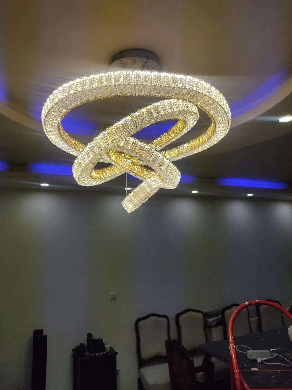 فروش انواع لوسترهای کریستالی ومدرن با کمترین قیمت|لوستر و چراغ آویز|کرج, کمالشهر|دیوار