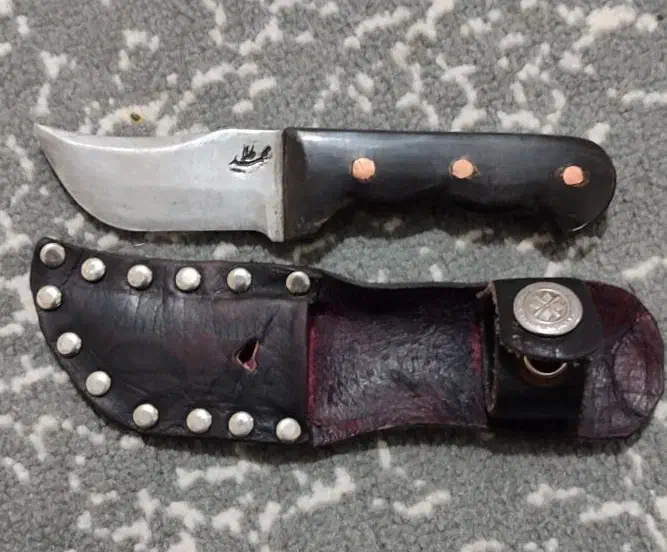 چاقومحمدطلا اصل|کلکسیون اشیاء عتیقه|رباط‌کریم, رباط‌کریم|دیوار